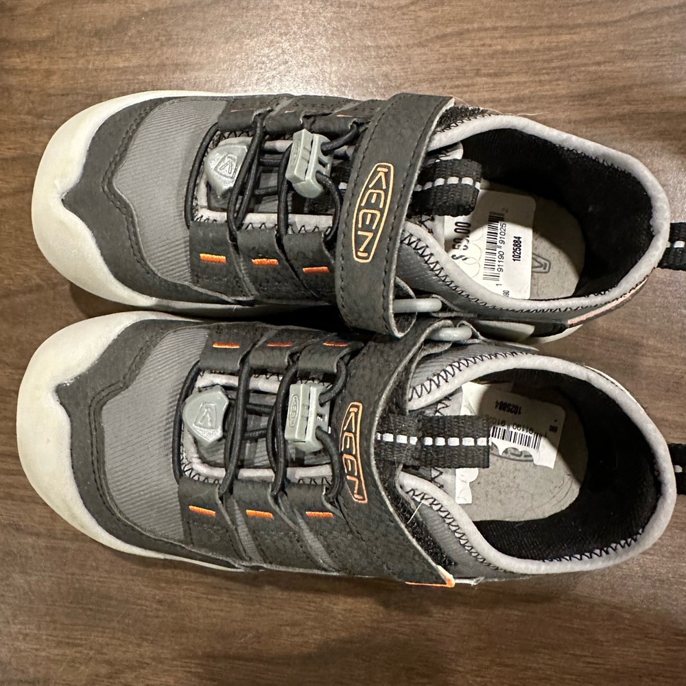 KEEN Unisex-child Howser Low Height Wrap Casual. Steel grey with hits or orange.
